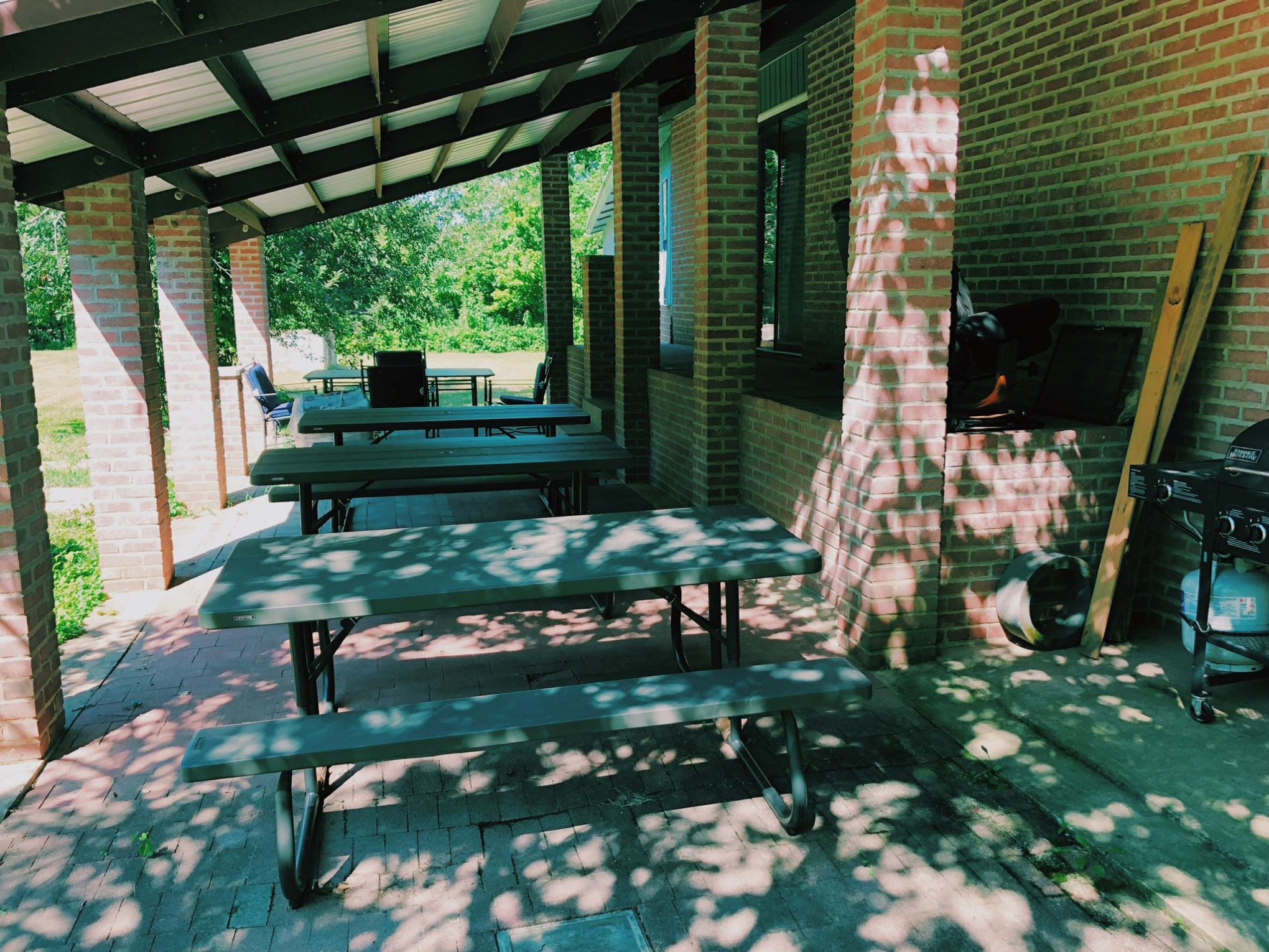 an empty park bench next to a building